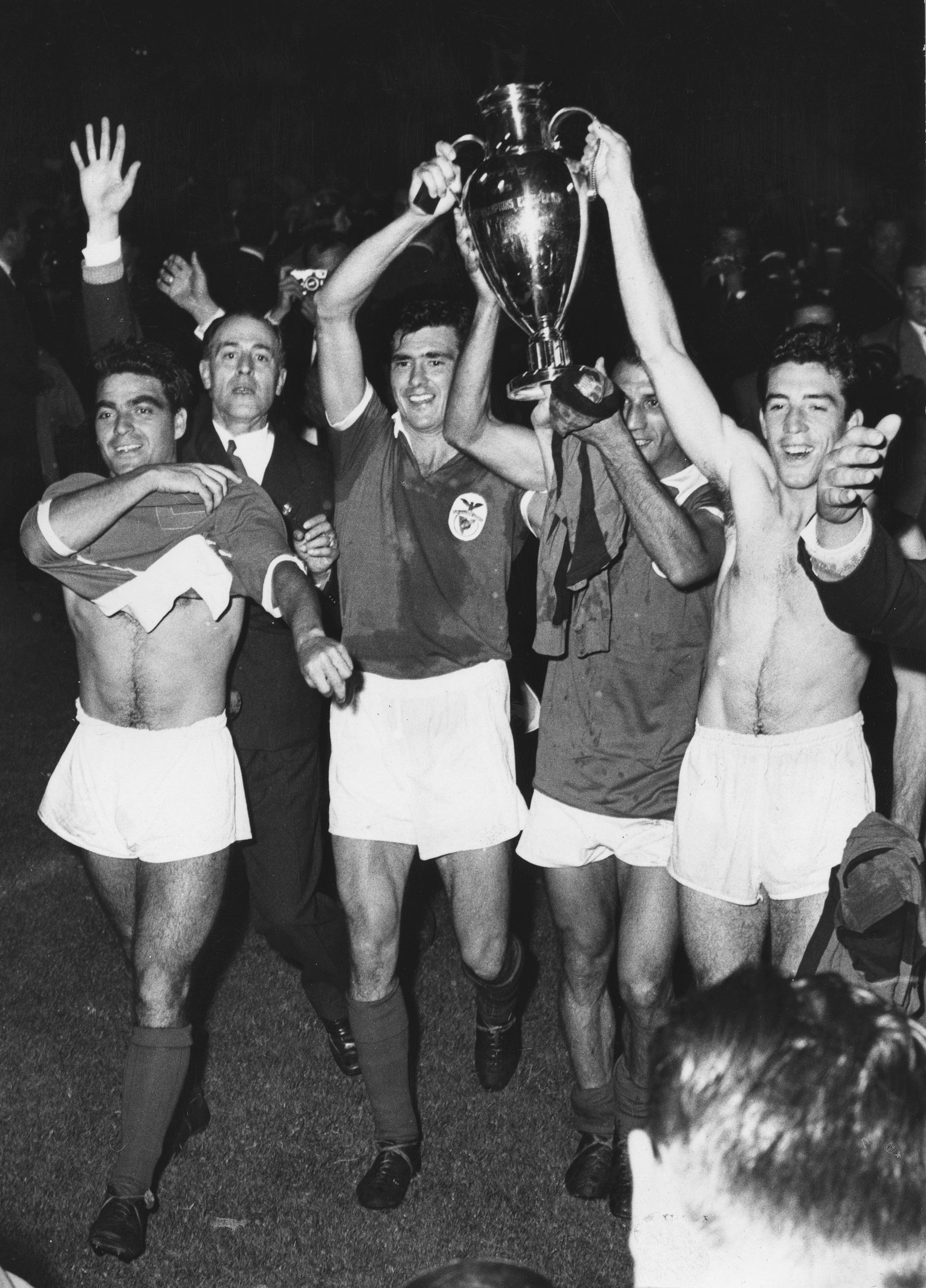 25. "Бенфика" - 2 трофея. И двата са Купи на европейските шампиони (1961 и 1962 г.), след което за португалския гранд идват 8 загубени финала на евротурнири, пет от които - в шампионския. Прокобата е ужасна.