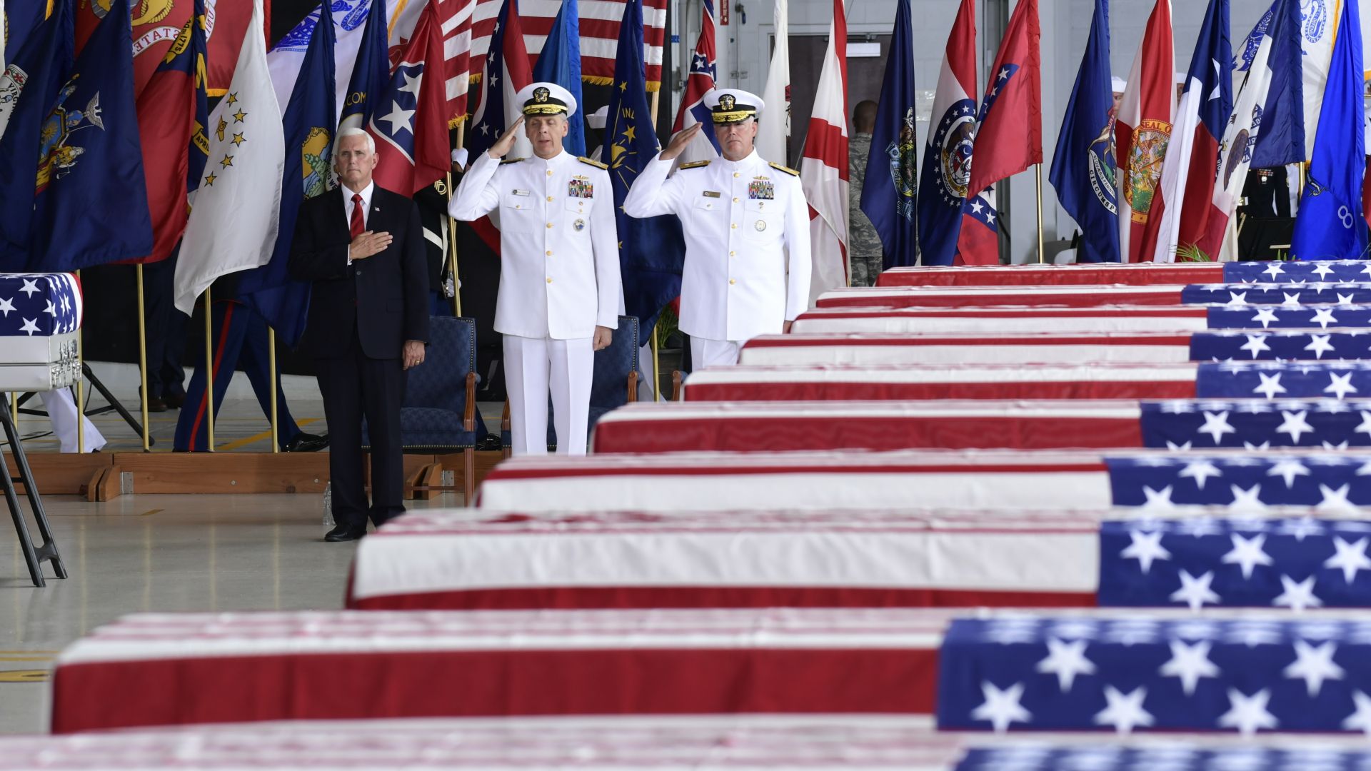 Майк Пенс посрещна останките на 55 войници, убити в Корейската война