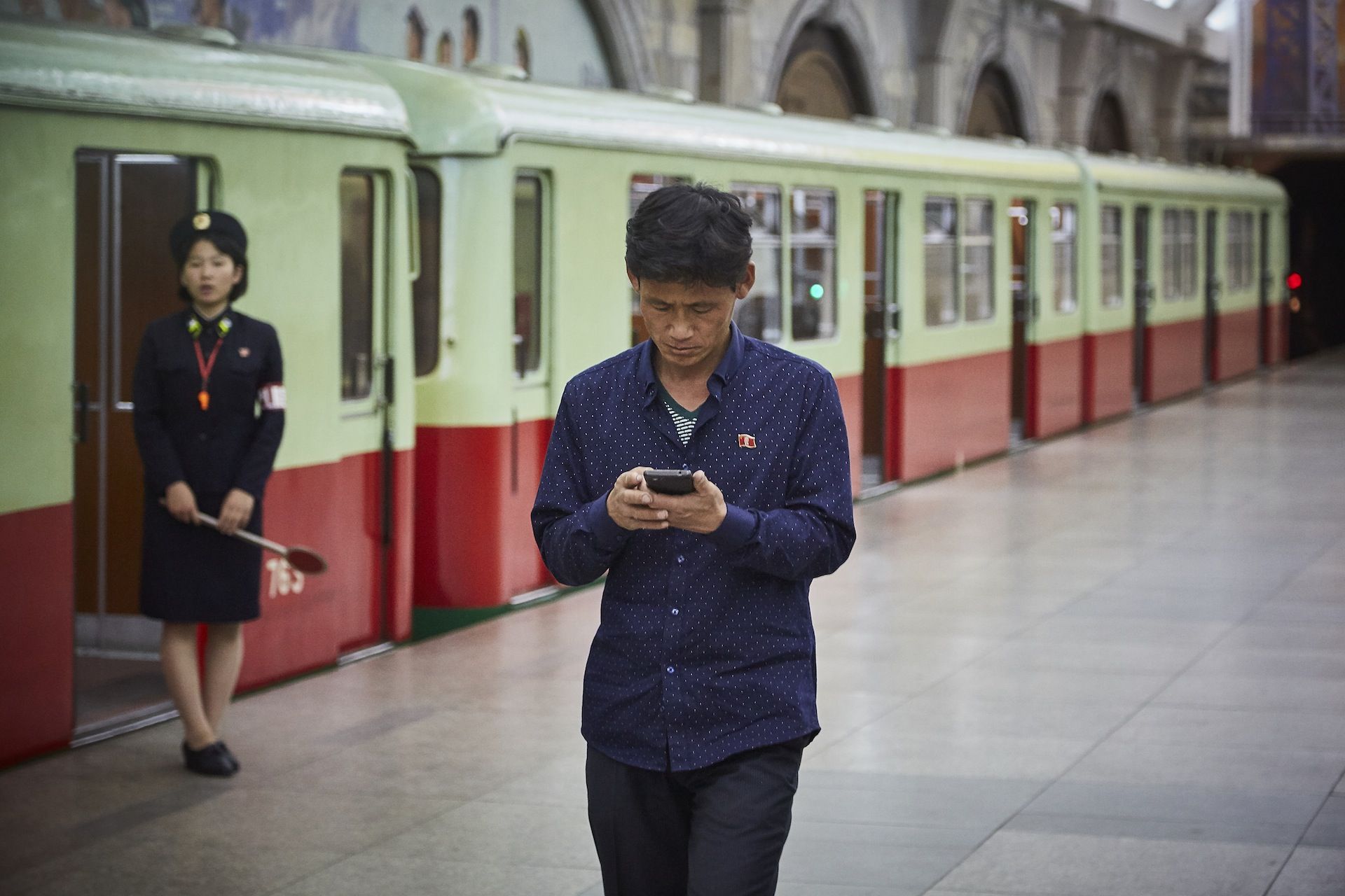 Севернокореец със смартфон в метрото