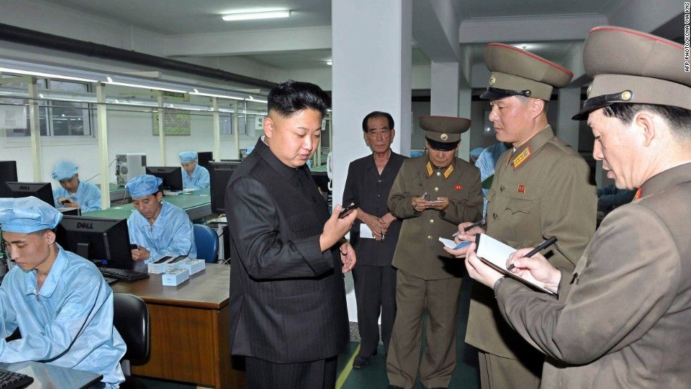 Ким Чен Ун на инспекция във фабрика за смартфони