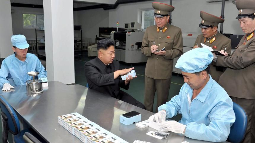 Ким Чен Ун на инспекция във фабрика за смартфони
