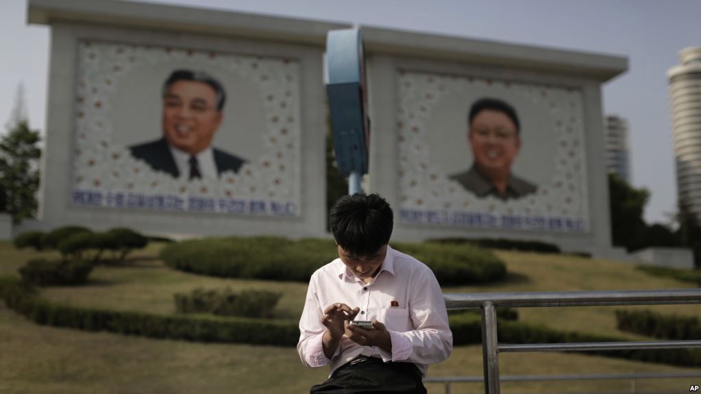 Севернокореец със смартфон