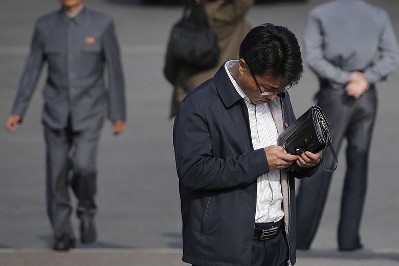 Севернокореец със смартфон