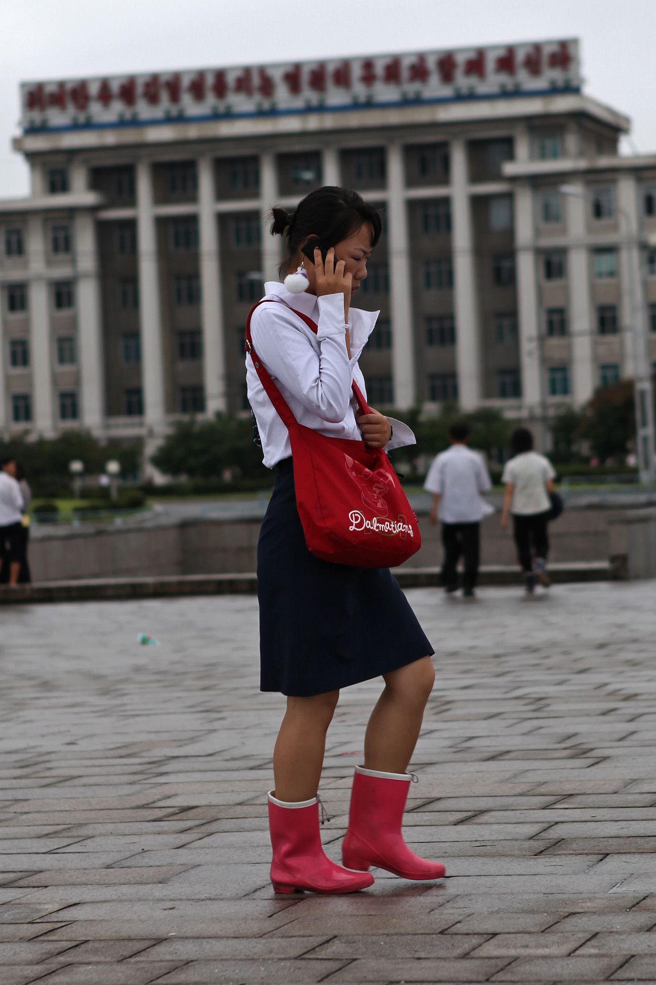 Севернокорейка със смартфон