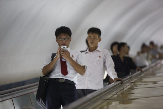 Севернокореец със смартфон в метрото