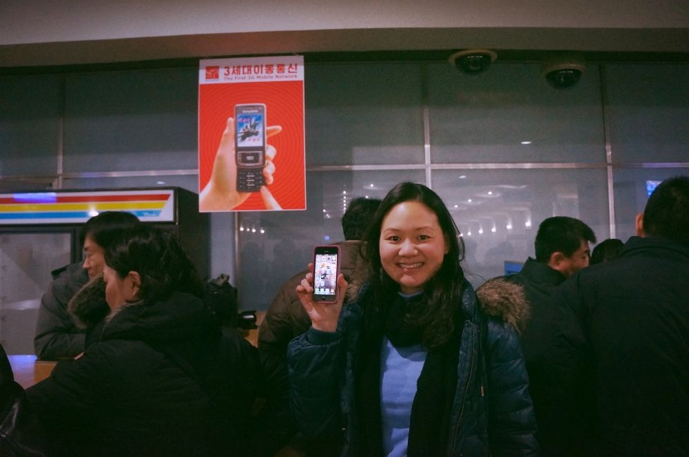 Севернокорейка със смартфон