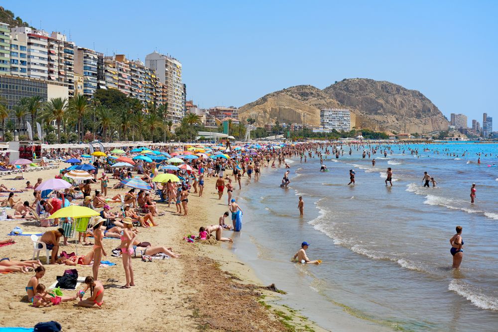 Местни и туристи търсят спасение по плажовете на испанския град Аликанте