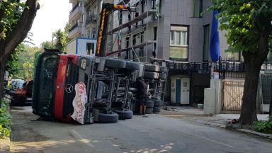 Кран падна върху оградата на музикалното училище във Варна (снимки)