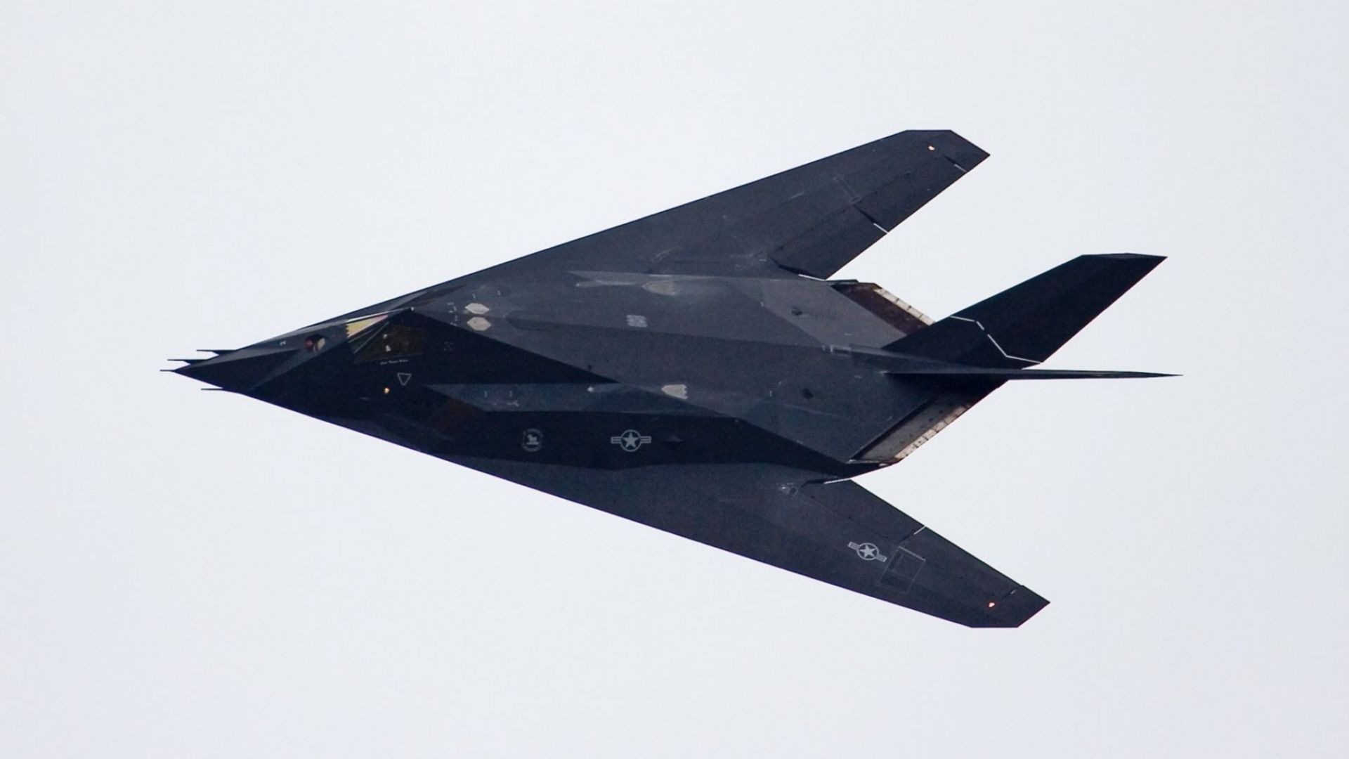 Нетипичните форми на F-117 карат мнозина да мислят, че в "Зона 51" летят извънземни апарати