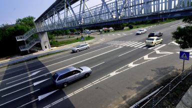 Катастрофа между лек автомобил и моторист предизвика голямо задръстване по