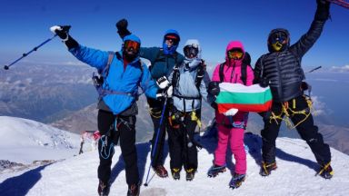 Семейството на Румен Овчаров поздрави БСП от връх Елбрус