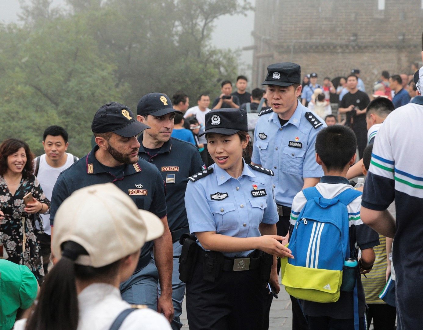 Италиански полицаи патрулират заедно с китайските на стената в Пекин