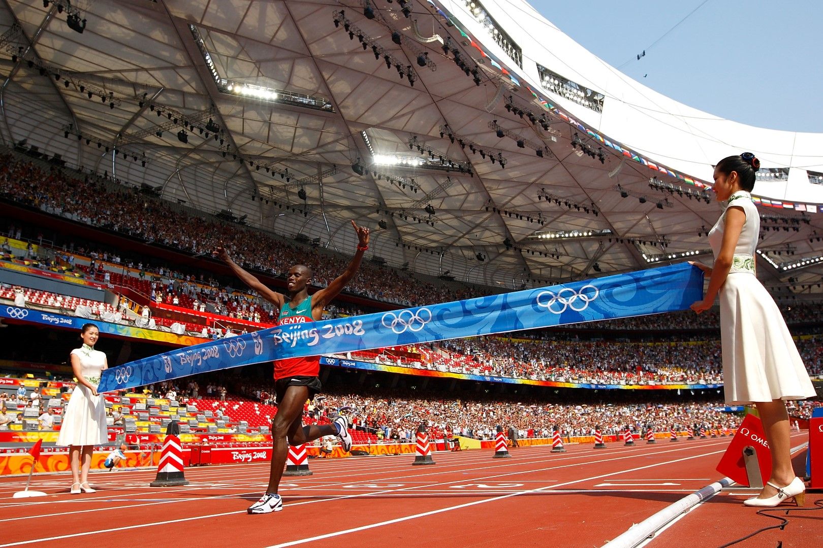 Самюъл Ванжиру стана Олимпийски шампион в Пекин 2008 на   маратон, а в бляскавата си кариера е печелил още маратоните   на Лондон, Чикаго (два пъти), Фукуока...