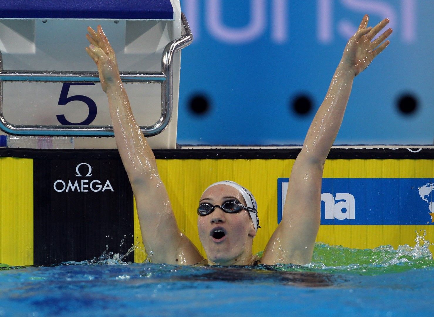 По това време Мюфа, звездата на френското плуване, вече не   се състезаваше, след като участва на три поредни Олимпиади и   постигна целите си като активен спортист - злато (400 м   свободен стил), сребро (200 м) и бронз на щафетата 4х200 (от   Лондон 2012). 