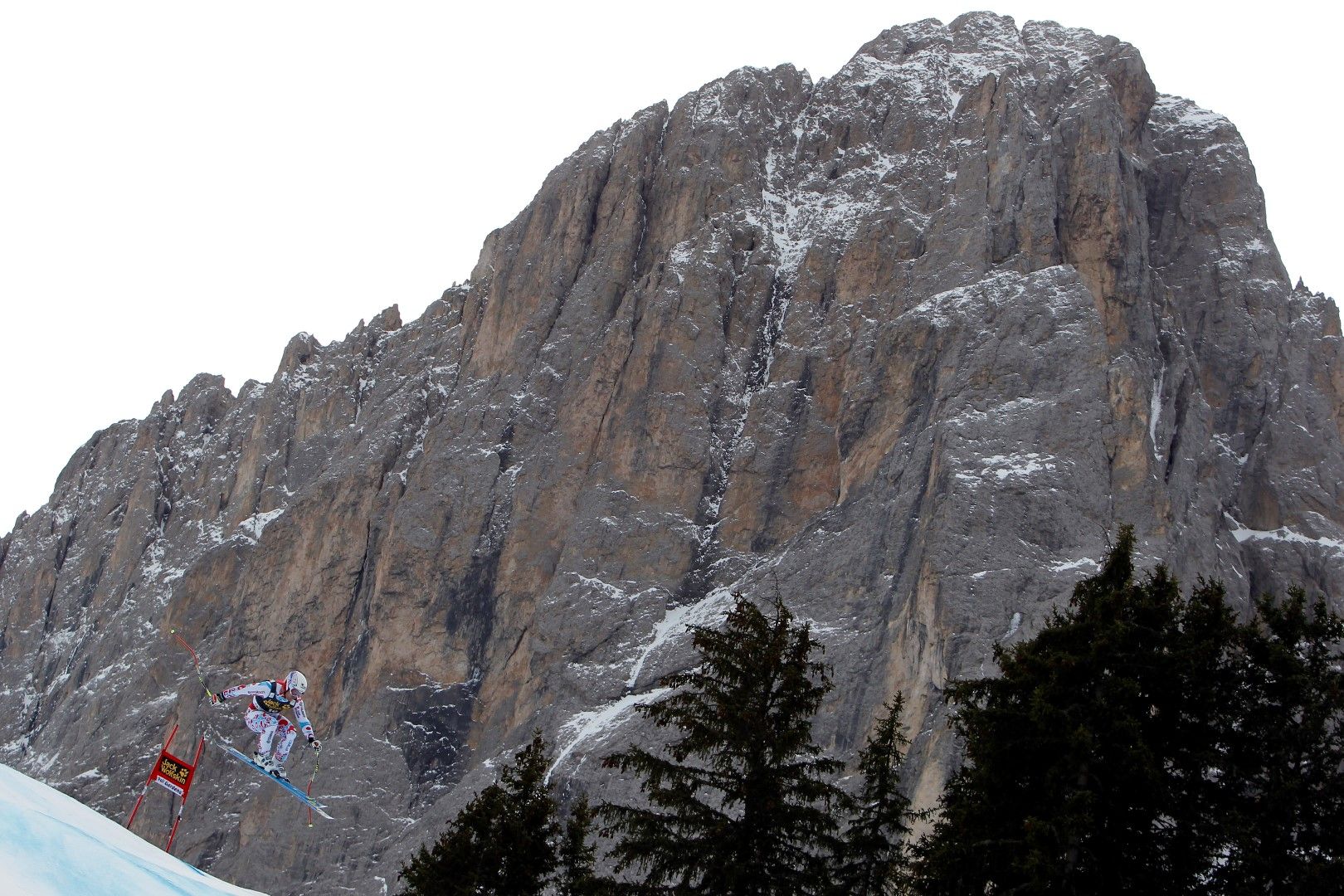 Френският ски-алпиец Давид Поасон загина по време на   тренировка близо до Калгари, Канада. Бронзовият медалист от   Световното първенство през 2013-а излетя от пистата и се удари в дърво.
