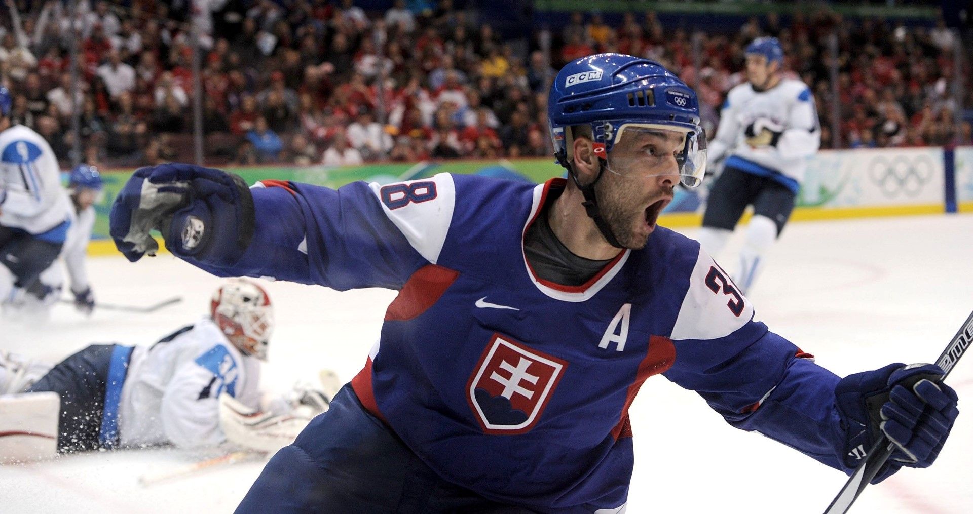 Голямата звезда на този тим е словакът Павел Демитра. Той   прекарва 16 години в американската НХЛ, където има над 300   попадения. Представлява Словакия на 11 големи първенства, а   новината за смъртта му разтърсва цялата страна. По това   време той е най-голямата звезда в родината си, където хокеят   е спорт №1.