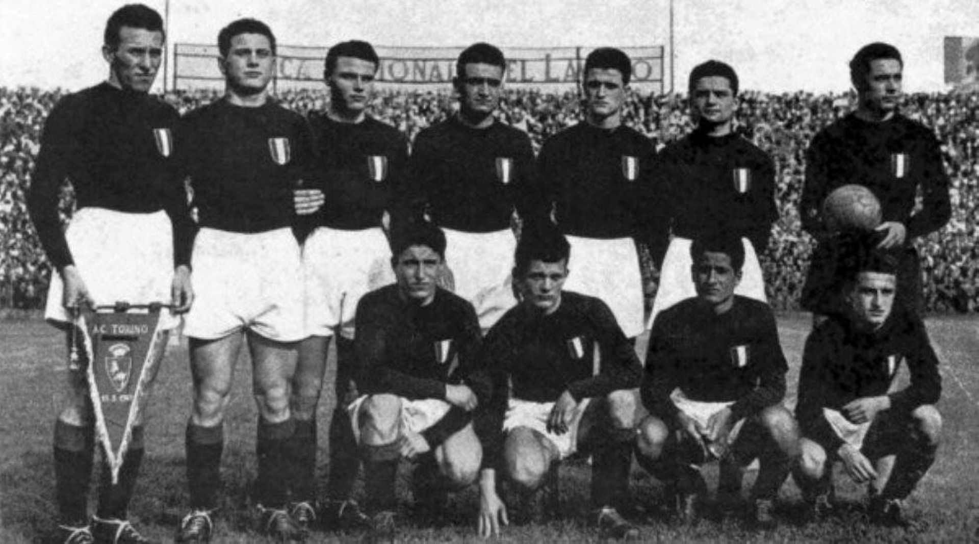 "Гранде Торино" е най-силният тим в Европа през 40-те. Тимът   печели 5 последователни титли на Италия за 7 години в   периода 1943-1949. През 1944-а първенството не започва, а   през 1945-а не започва заради войната. Вдига и Купата на   страната, а в Италия носия прякора "непобедимите". На 4 май 1949, връщайки се от приятелска среща с "Бенфика" в   Лисабон, самолетът на тима се разбива в базиликата Суперга.   Видимостта на пилотите е била ограничена заради гъстата   мъгла над Торино, като всичките 31 пътници на борда загиват.   На погребението присъстват над милион футболни фенове от   страната.