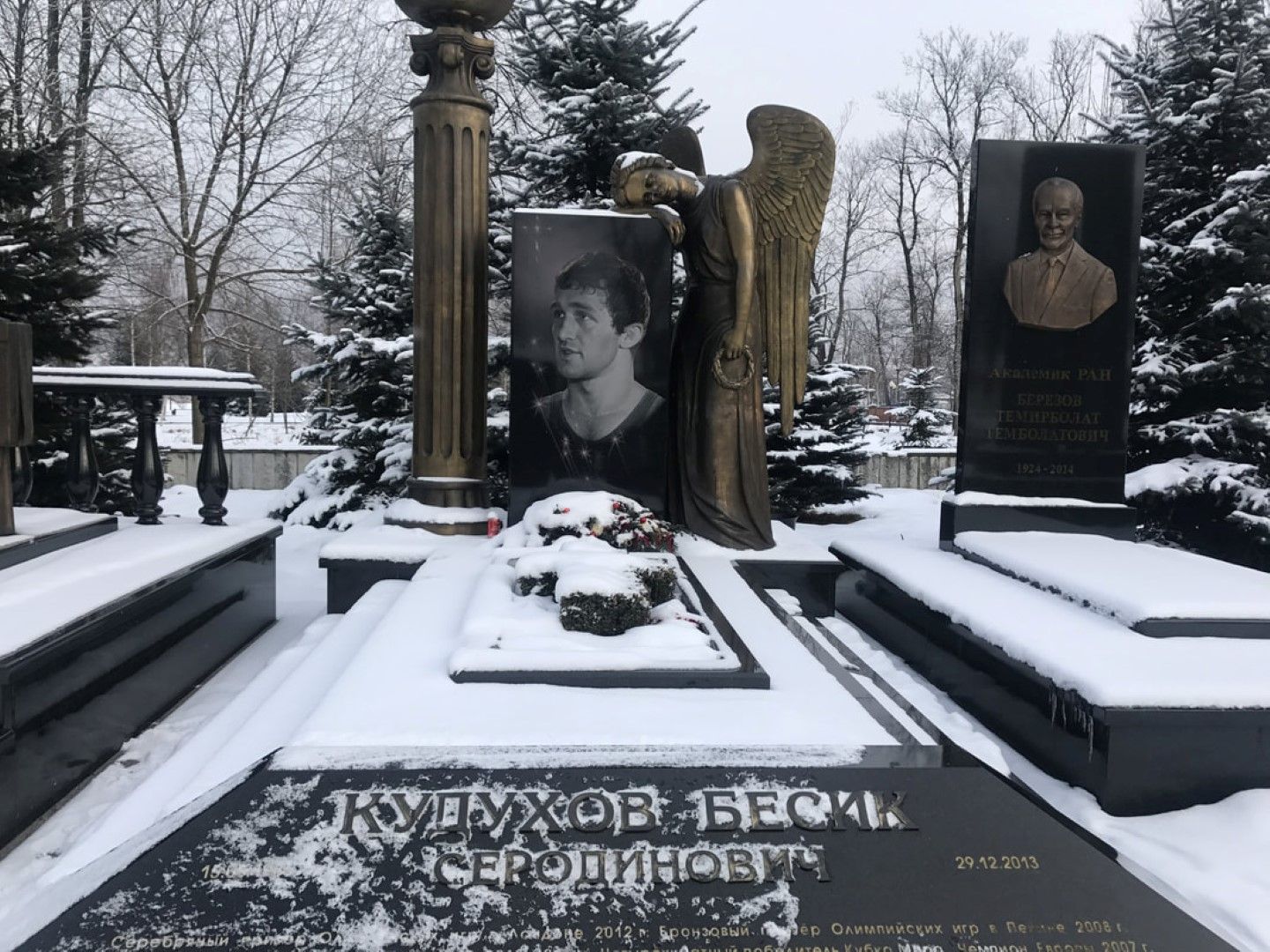 На 29 декември 2013-а, Кудухов се блъска в камоион и умира.   По това време тече допинг разследване срещу него.   Първоначално МОК не иска да отнеме медала на покойник, но го   прави през 2016-а. Борецът, който го получава - Йогешвар Дут   от Индия се отказва от него и го дарява на семейството на   Кудухов.