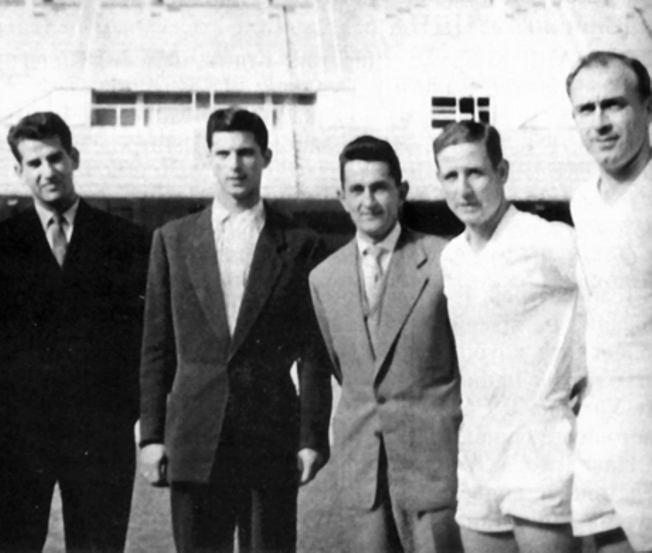 Найденов (вторият отляво) умира на 38 години, през 1969-а, при турне в Сирия с отбора  на "Марица", на който съвсем скоро преди това е станал  треньор. Официалната версия е инфаркт, но у нас се шири и  теория, недоказана и до днес, че е убит по политически причини. Имал е конфликт с хора от МВР, след като напуска милиционерския отбор "Спартак" и спира с футбола, когато в началото на 1969-а тимът е обединен с "Левски". 