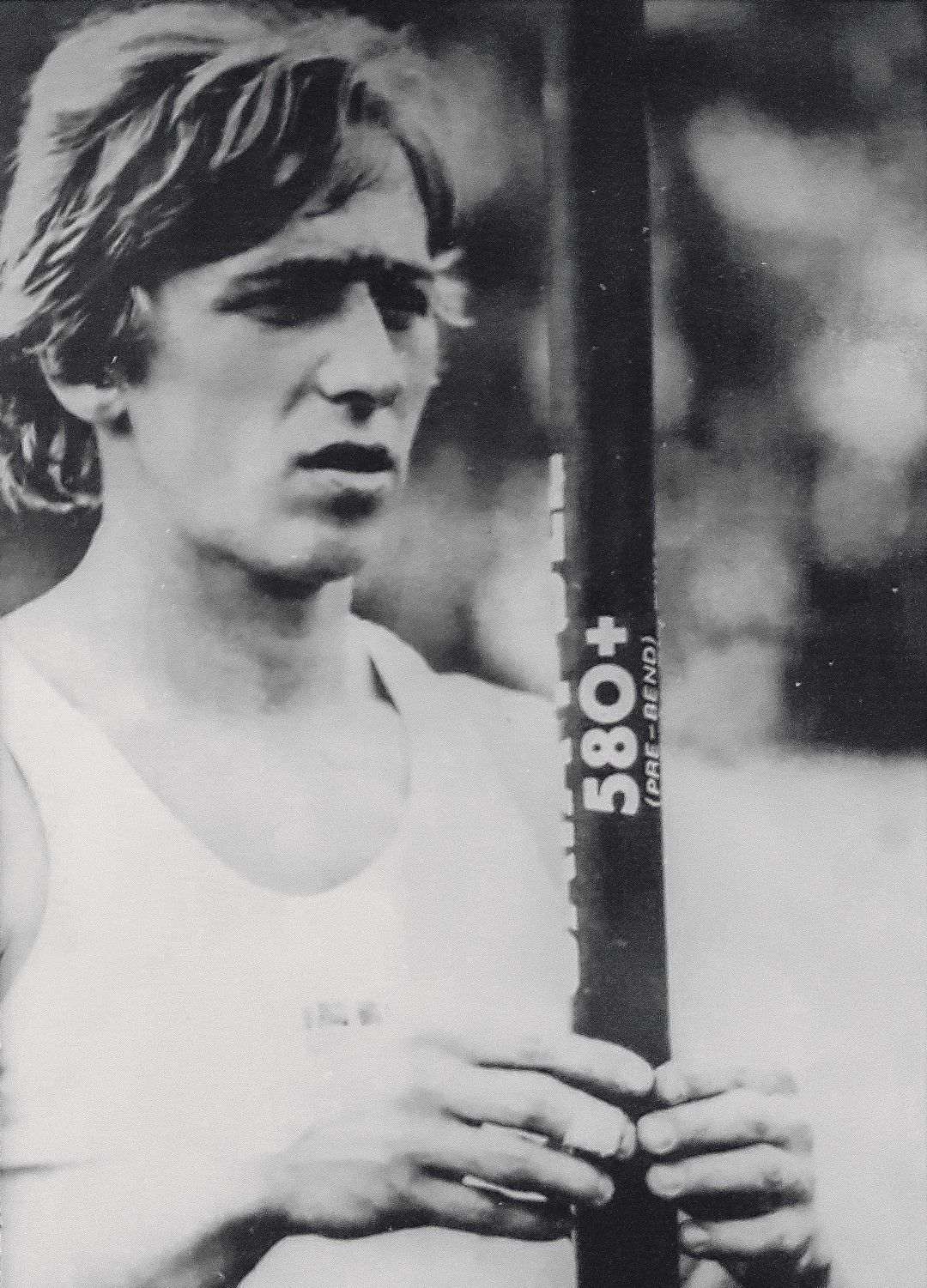 Тадеуш Слюсарски е Олимпийски шампион от Монреал 1976, както   и сребърен медалист от Москва четири години по-късно в   овчарския скок. Една от големите звезди на полския спорт,   пътува във "Форд Скорпио" заедно с Комар и друг голям атлет   на страната - Ярослав Марчек, като и тримата загиват на 17   август 1998 г.