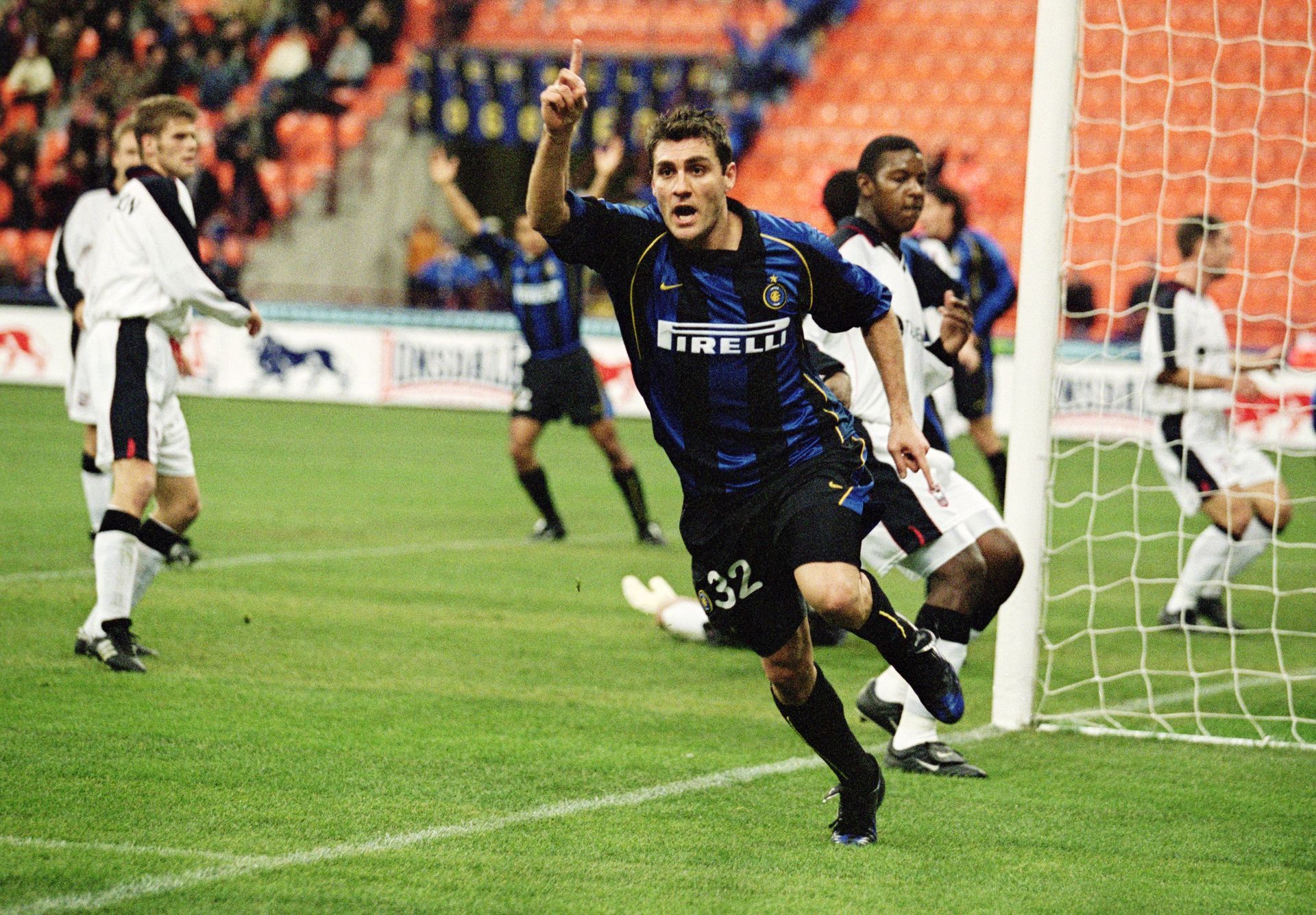 През 1999 г. "Интер" счупи световния рекорд за трансфер, като даде 32 милиона английски лири (нямаше евро) на "Лацио" за 26-годишния Виери. Бобо запретна ръкави, направи смъртоносен тандем с Роналдо, а зад гърба им понякога играеше Роберто Баджо... Наниза 123 гола в 188 мача със синьо-черната фланелка, без обаче да стане шампион в този супер отбор.