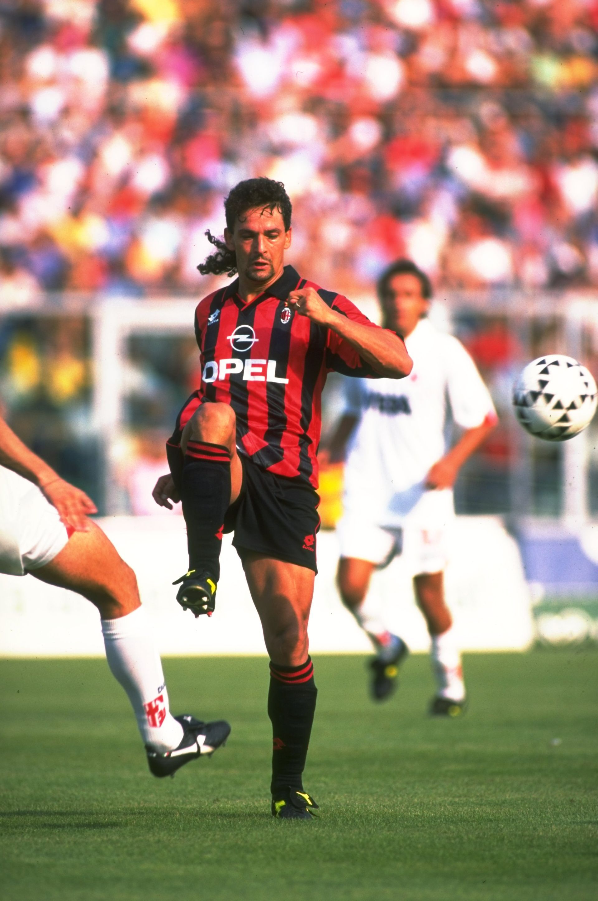 Баджо премина от "Юве" директно в "Милан", където за два сезона отново стана шампион, а в 67 мача заби 15 попадения, играейки като плеймейкър, по-далеч от вратата. А и стигайки до роля на резерва в определени момент, в претъпкания с класа тим на "червено-черните".