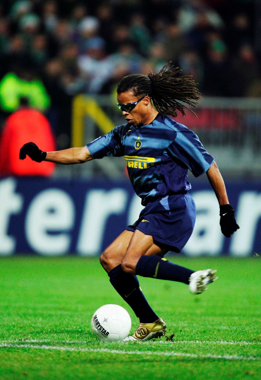  През 2004-а отиде в "Интер", където също помръкна - явно Милано не е неговият град за футбол... Записа 13 мача и замина за Англия.