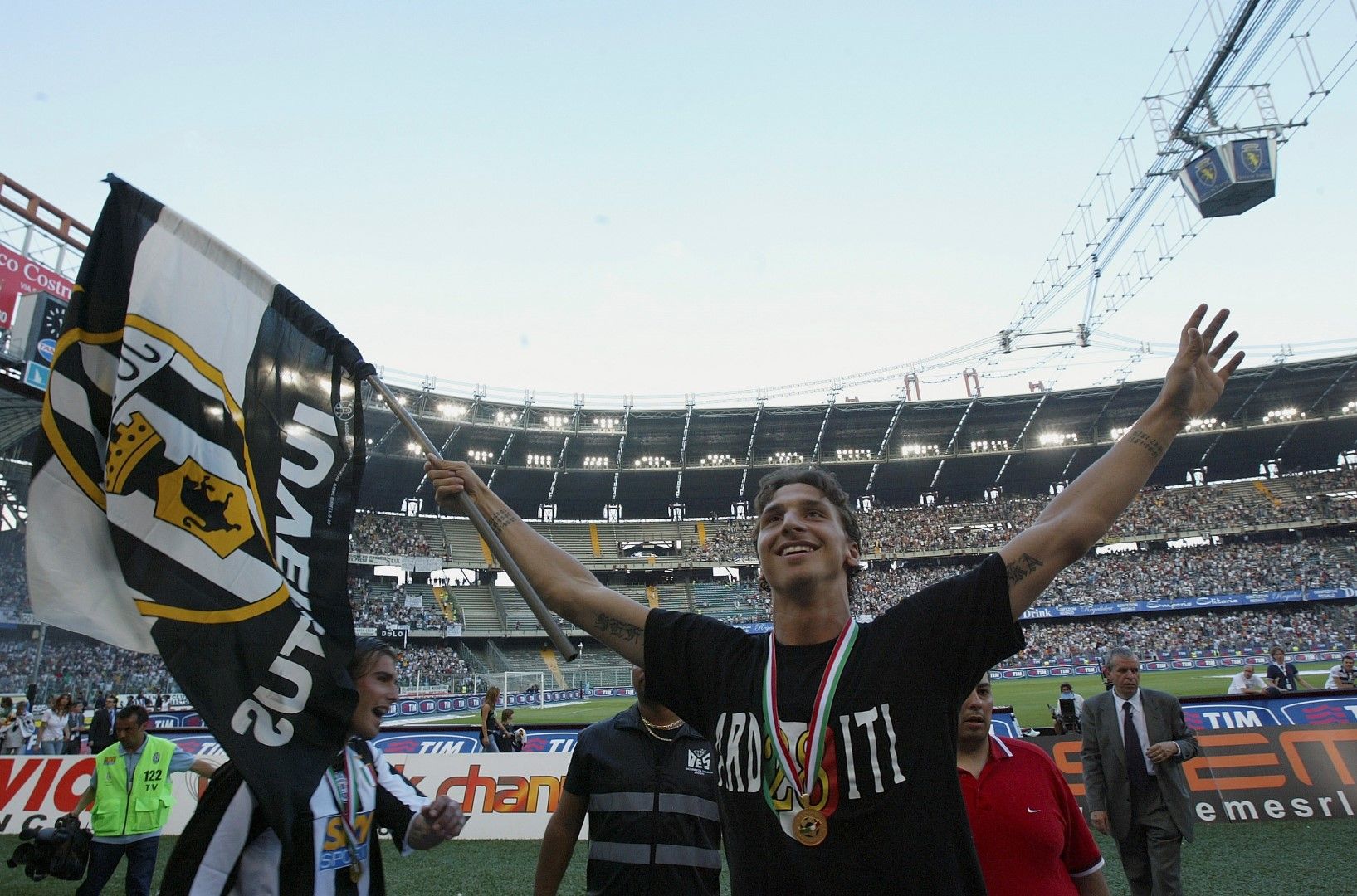 Златан Ибрахимович подписа с "Ювентус" през 2004 г., когато бе сочен за талант №1 в Европа на поста на централния нападател. Едва на 23 години, той стана титуляр в суперотбора на Фабио Капело, спечели две титли и вкара 26 гола в Торино. Но често бе обвиняван, че се крие в големите мачове, особено в Шампионската лига. Двете му титли с "Юве" не се броят официално, защото ги отнеха от клуба. Затова и Серена се води единственият в този списък, станал шампион и с трите гранда.