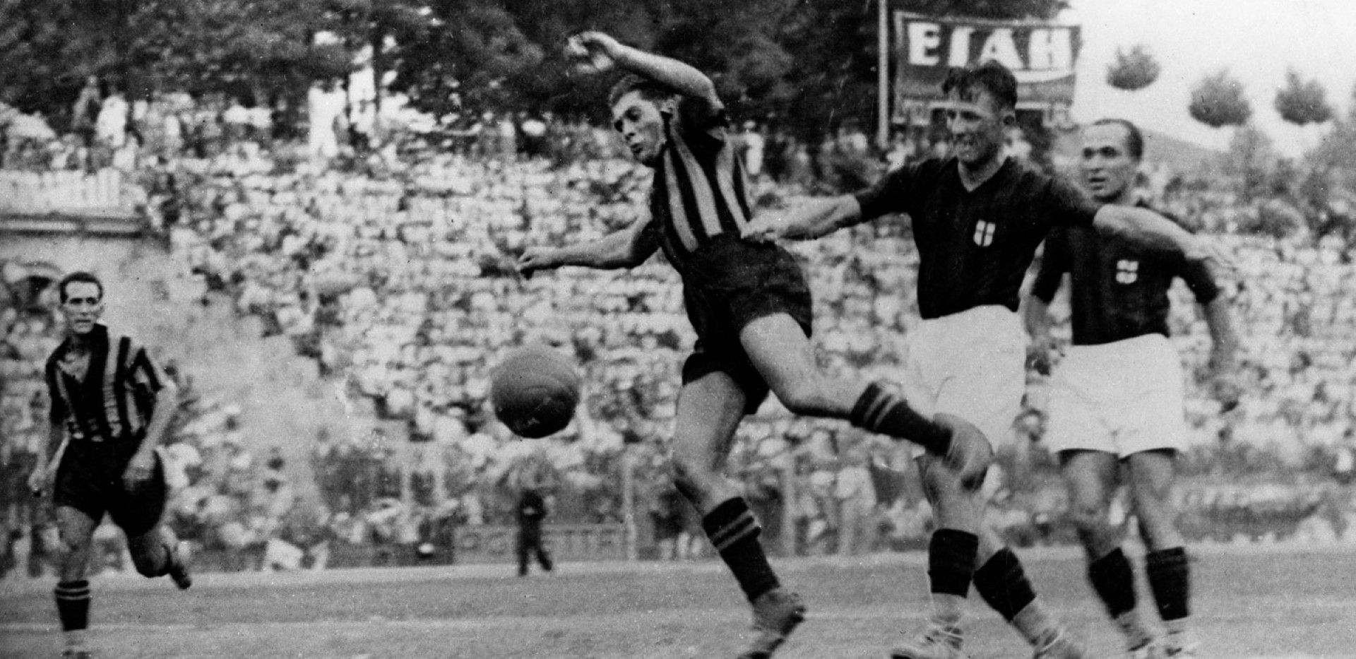 Джузепе Меаца, наричан Пепино. Любимецът на Милано, където се ражда през 1910 г. Дебютира на 17 за "Интер", през 1940-а отива в "Милан", а оттам преминава в "Ювентус" два сезона по-късно. Връща се в "Интер" след Втората световна война и завършва кариерата си там през 1947 г. Три пъти е шампион с любимия си отбор, три пъти е и голмайстор на първенството. И още толкова пъти става треньор на "синьо-черните". Отиде си от света през 1979 г., но името му е завинаги в историята - стадионът в Милано, видял всичко във футбола, носи името му.
