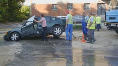 Кола пропадна в дупка на шуменски булевард (видео)