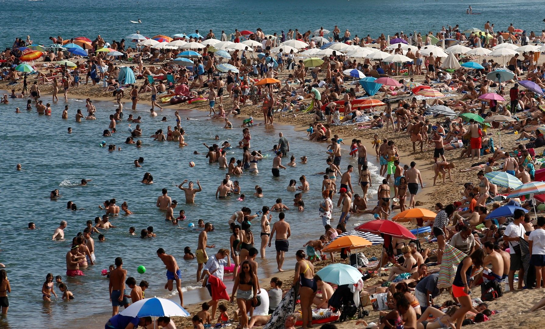 Плажът в Барселона е претъпкан заради жегите