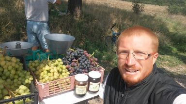 Победителят от "Фермата" Яни продава плодове край пътя