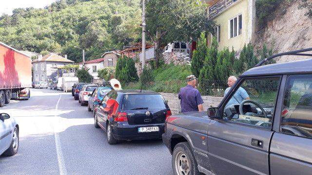 Причината за задръстването са спешни аварйини дейности край село Осиково в Смолянска област