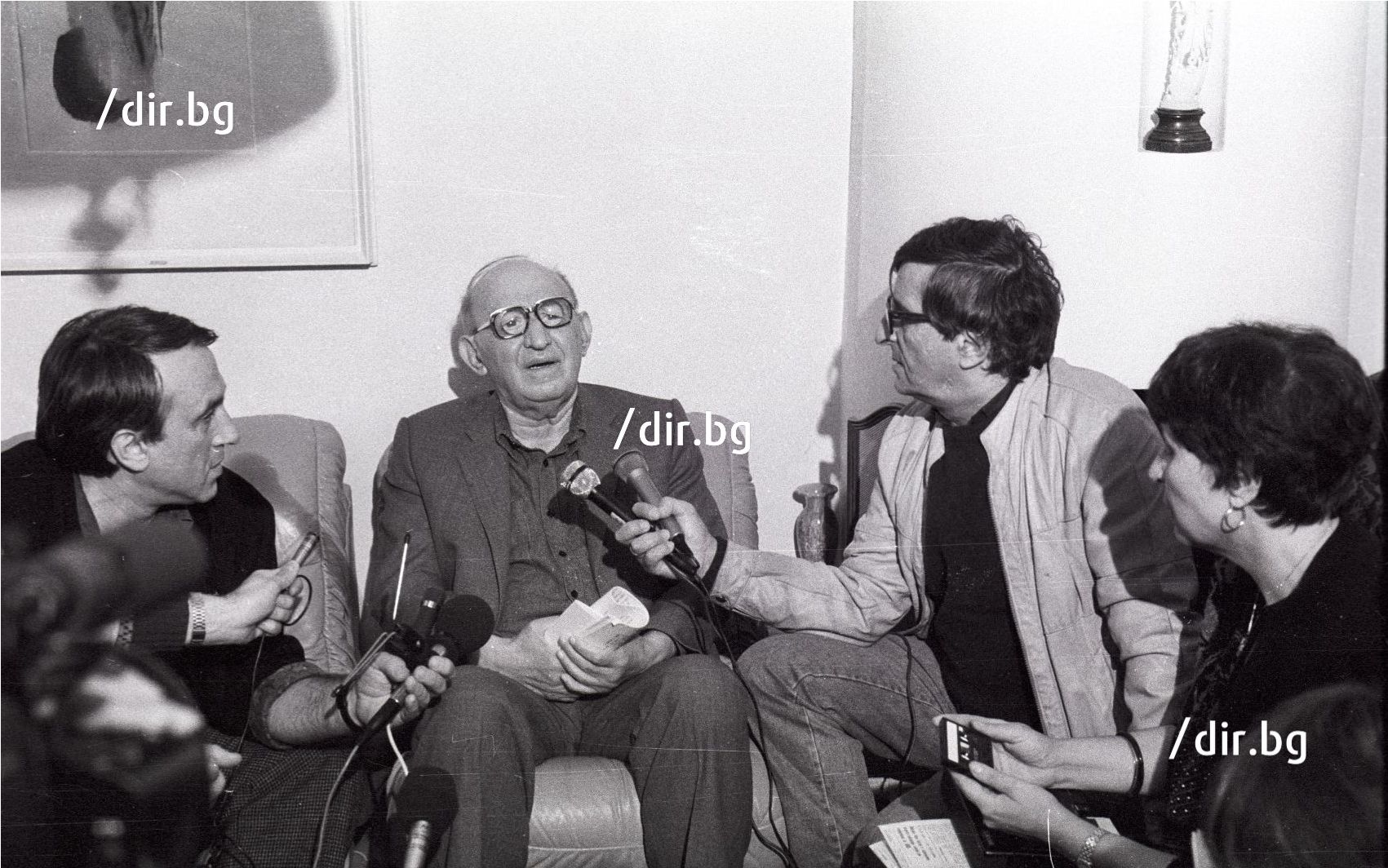 21 октомври 1991 г. Пресконференцията във вилата му в Бояна. Край него са журналистите  Тошо Тошев (вляво) и Румяна Узунова (вдясно).