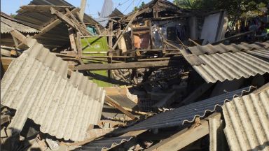 Над 140 са вече жертвите от земетресението в Индонезия (снимки)