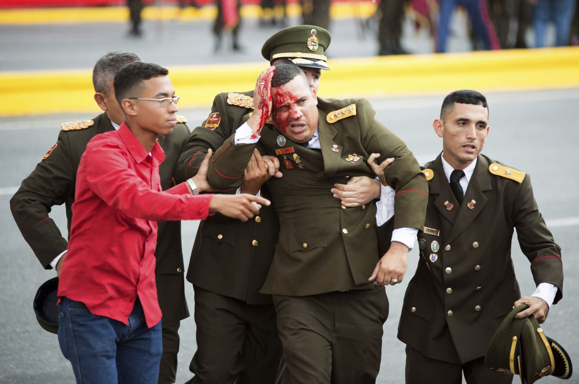 Според венецуелските власти седмина служители от Националната гвардия са ранени, трима от които тежко