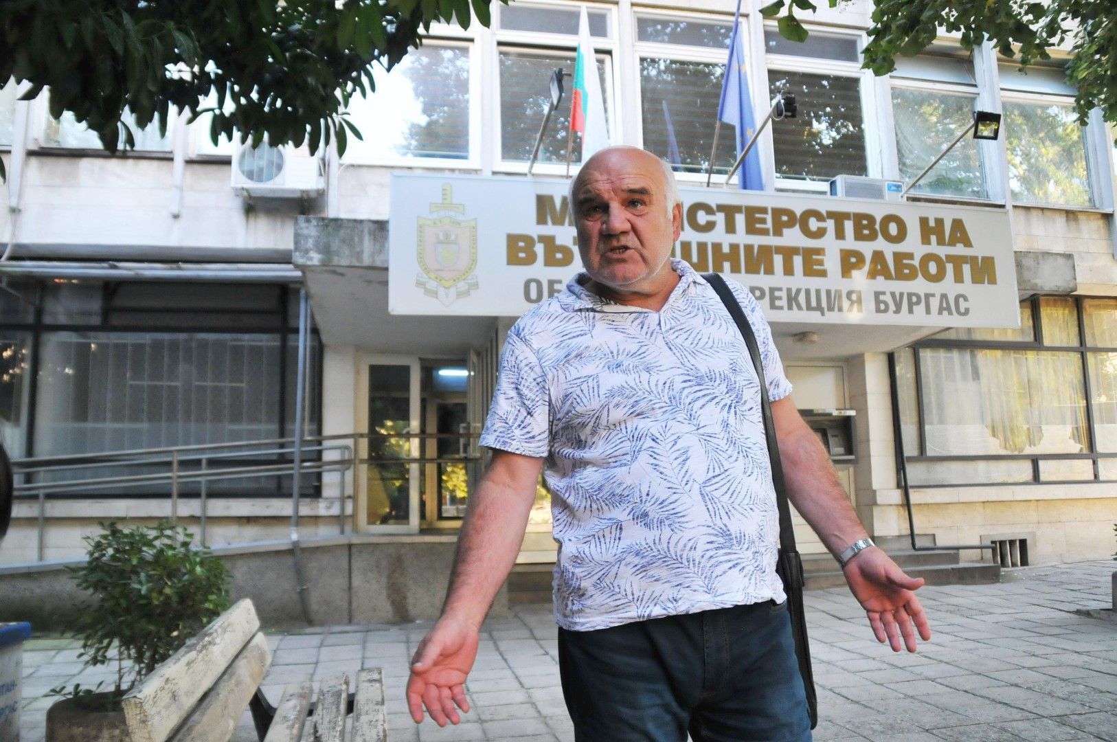 Адвокат Бойчо Боев излиза от Областната дирекция на МВР в Бургас