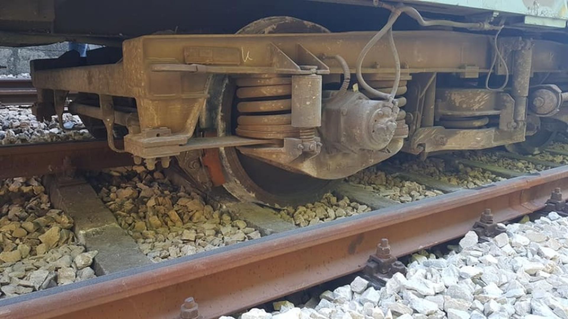 Помощник машинист на товарен влак е загинал на място в тунел