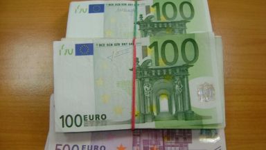 48 000 евро, укрити в сутиена и по тялото на пътничка, задържаха митничари 