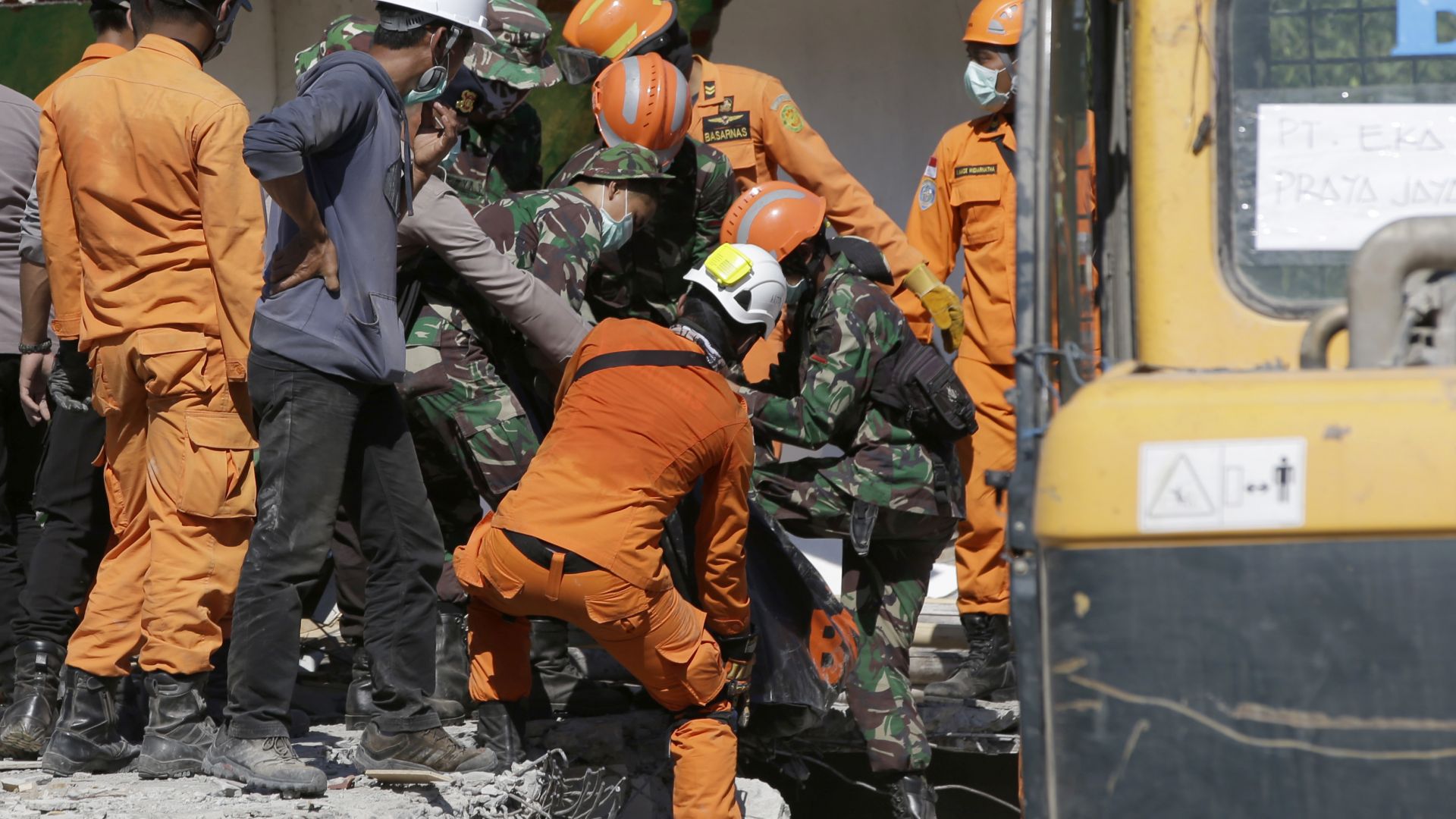 Спасиха мъж под развалините на джамия след труса в Индонезия 