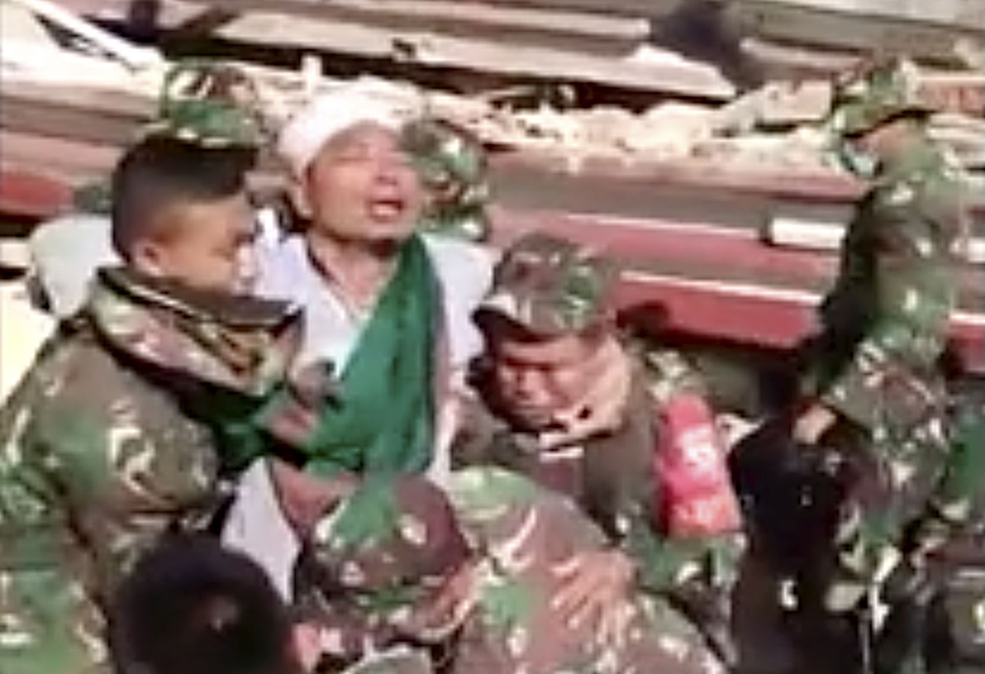 Кадър от видеото по спасяването на мъжа, открит под руиините на джамията