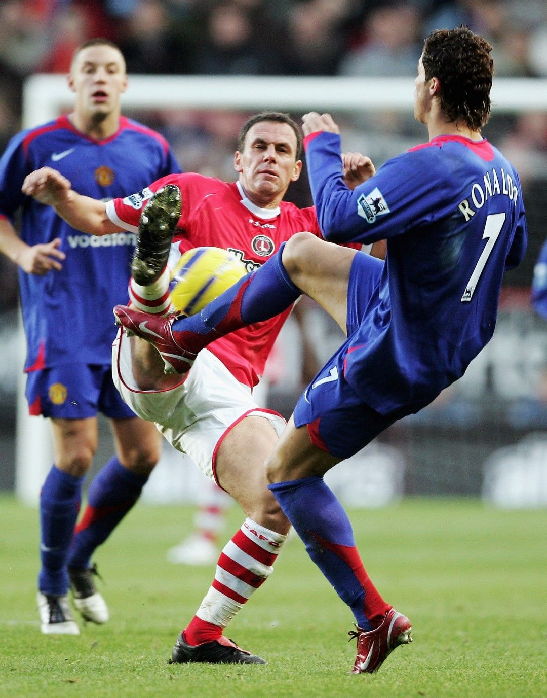 2004 г., Висша лига, "Чарлтън" - "Юнайтед". Радостин Кишишев срещу Роналдо. Българинът, като всеки опитен и интелигентен играч в английския футбол по това време, взима страха на светкавичното крило с твърда игра.