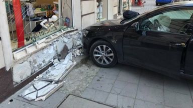 Камион блъсна кола в заведение, а друга се вряза в магазин