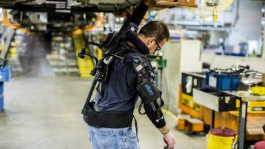 Екзоскелети за работниците на Ford