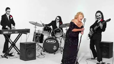 96-годишна, оцеляла през Холокоста, пее death metal и предизвиква "жената с косата"