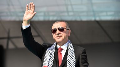 Финансова криза удари Турция, страната чака помощ от МВФ