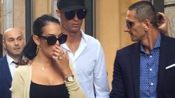 Масова истерия в Милано: Роналдо и Джорджина излязоха на улицата (снимки)