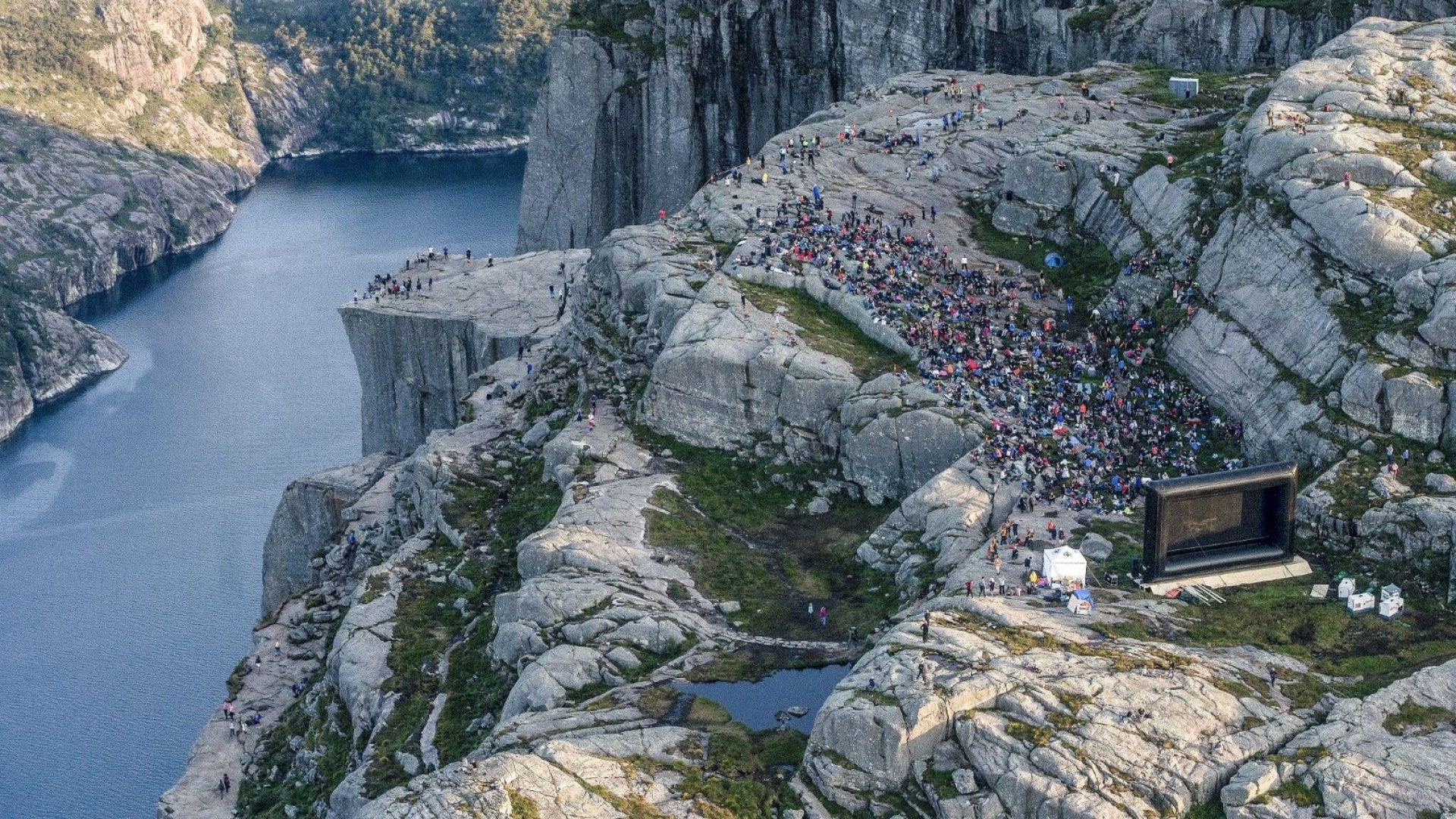 Последната част от "Мисията невъзможна" на екран в прочутата местност "Пълпит рок", недалеч от Ставангер, в югозападната част на Норвегия - 1 август, 2018