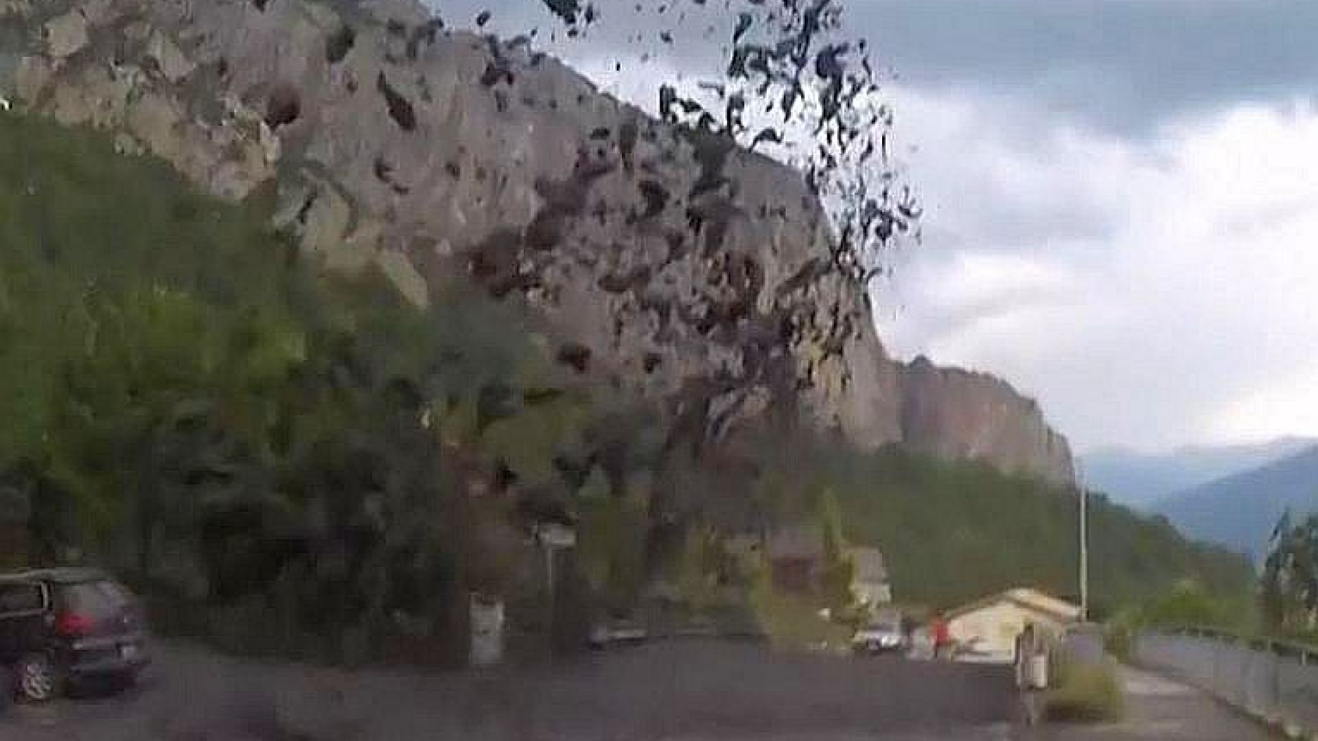 Кални фонтани затрупаха коли и къщи в Швейцария (видео)