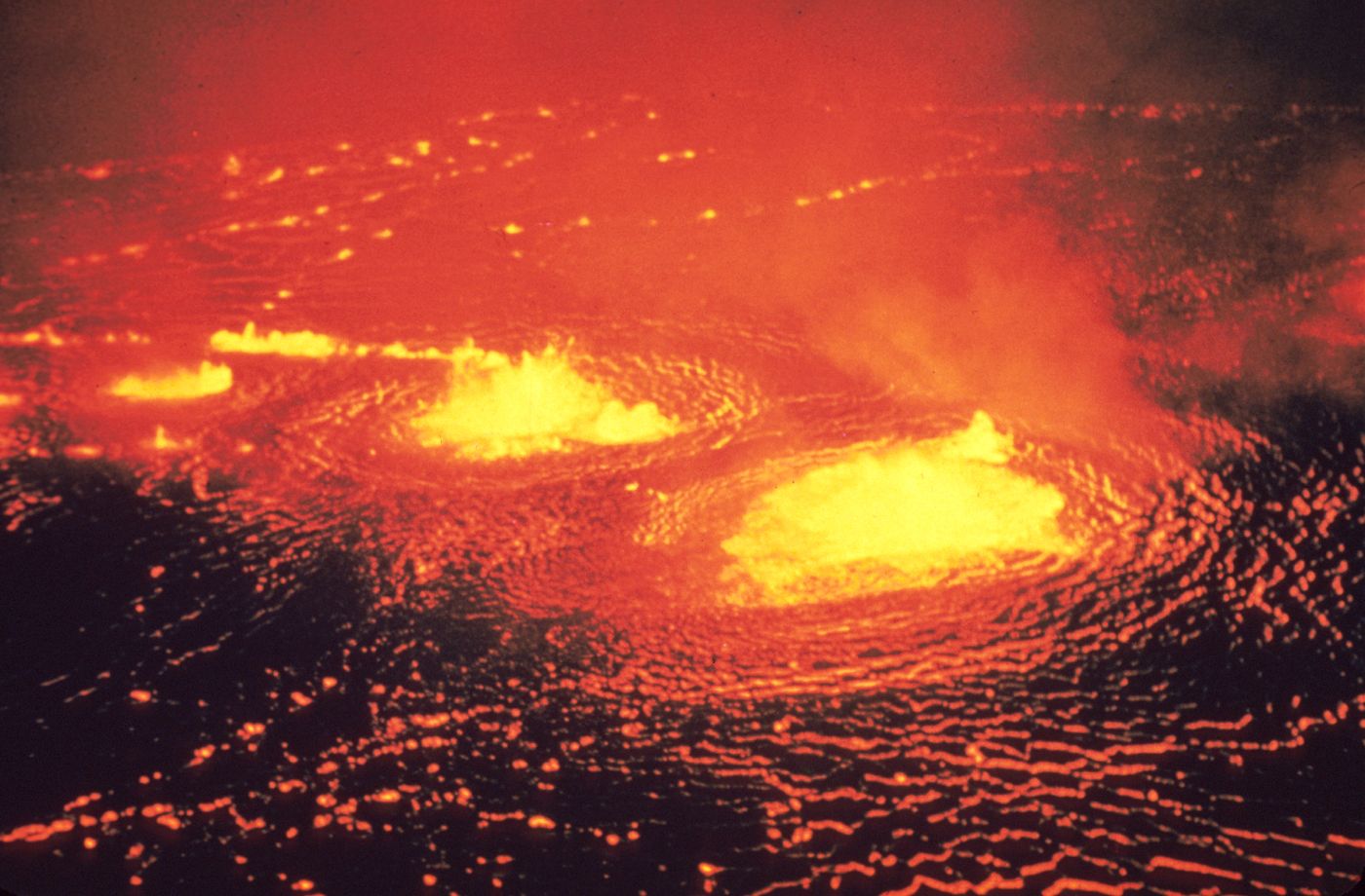 Преди 4 милиарда години цялата повърхност е напомняла тази снимка (кратера на вулкан)